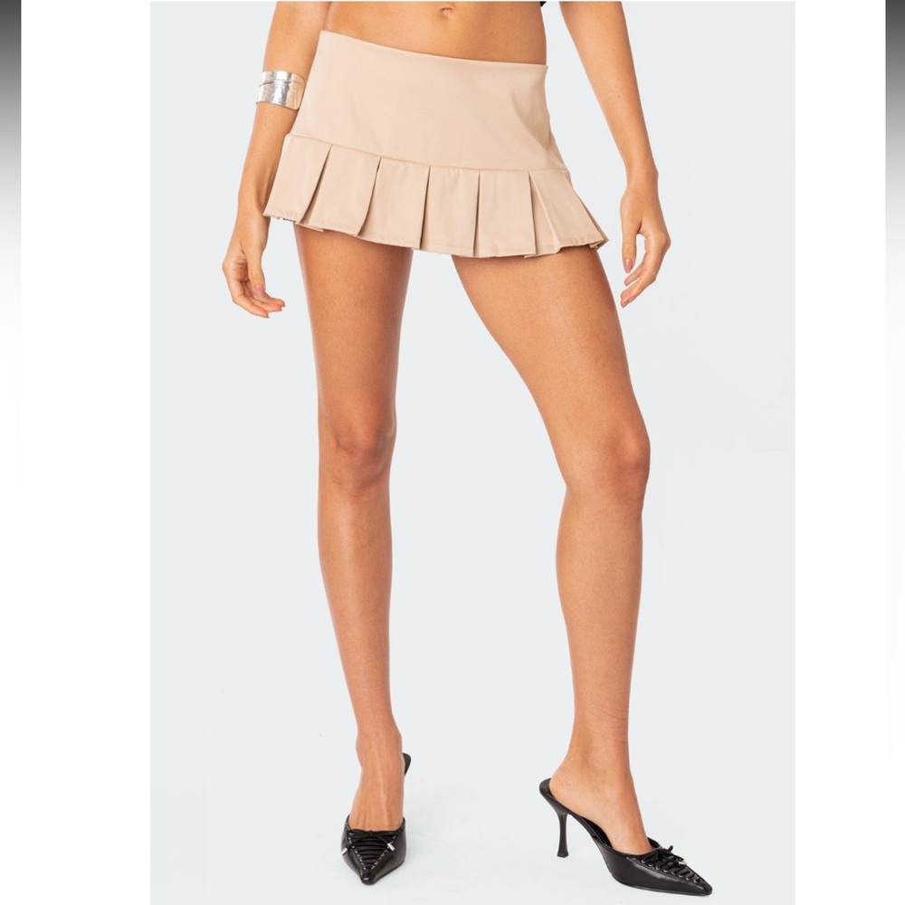 Edikted Pleated Mini Skort – Beige – Size S